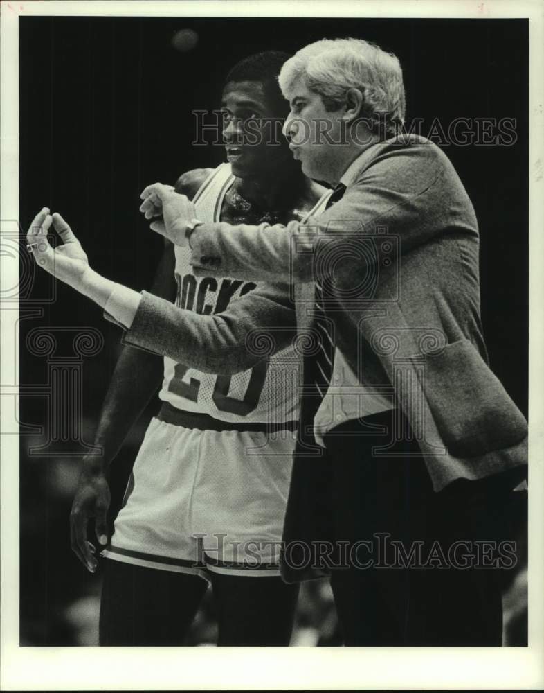 1982 Press Photo Houston Rockets basketball Del Harris instructs Teagle- Historic Images