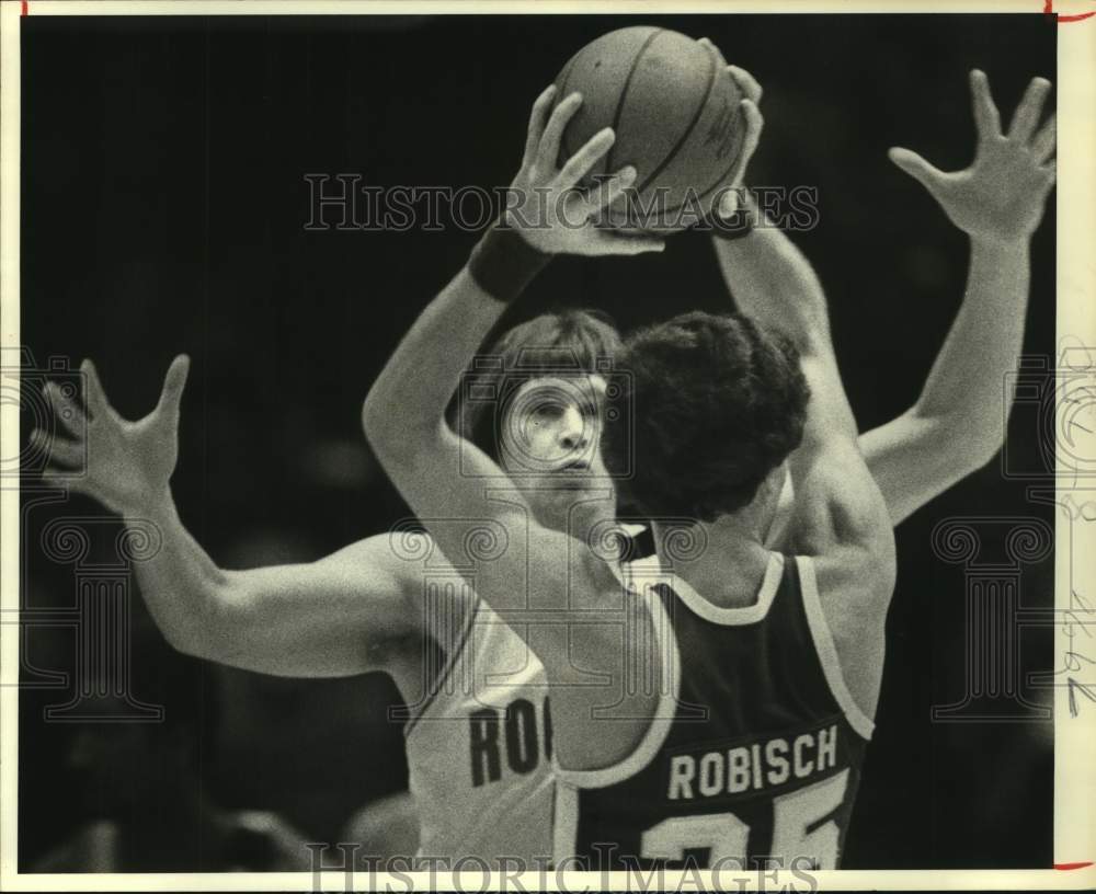 1981 Press Photo Houston Rockets basketball player Billy Paultz guards D Robisch- Historic Images