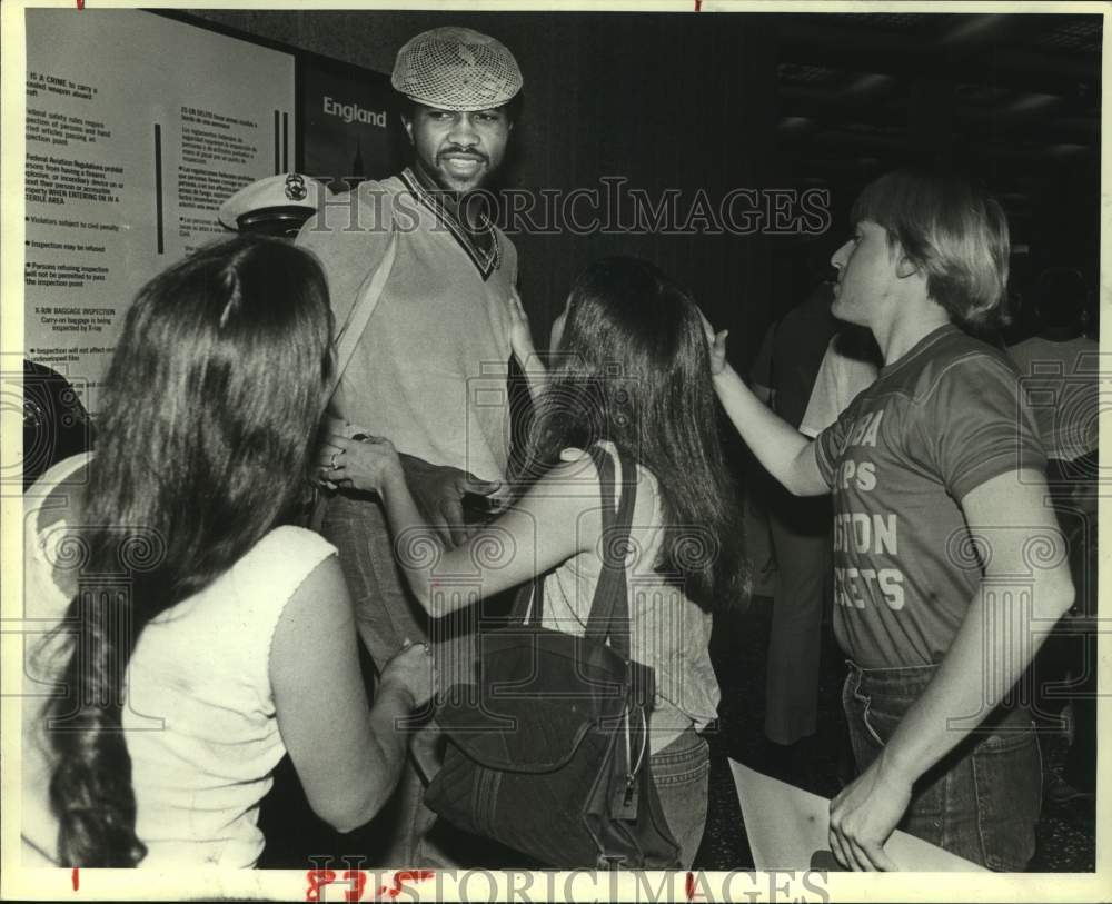 1981 Press Photo Houston Rockets basketball player Robert Reid mobbed by fans- Historic Images