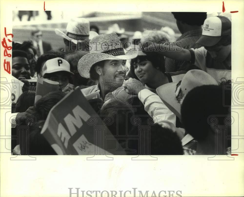 1981 Press Photo Houston Rockets basketball player Robert Reid signs autographs- Historic Images