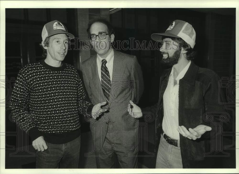 1981 Press Photo Marathon runners Bill Rodgers &amp; Ron Tabb talk with David Hannah- Historic Images