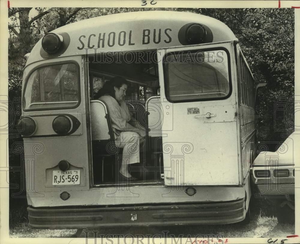 1971 Press Photo Bus driver Clara Kinnamon sits in bus after accident in Texas- Historic Images