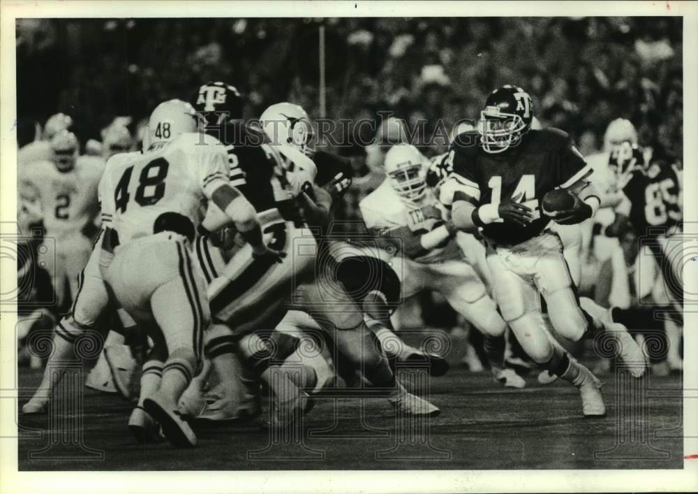 1985 Press Photo Texas A&amp;M football quarterback Kevin Murray runs in game- Historic Images