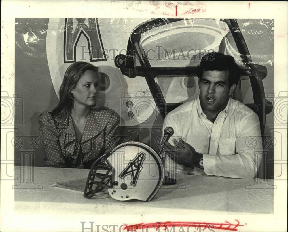 1983 Press Photo Houston Oilers football player Bruce Matthews speaks to media- Historic Images