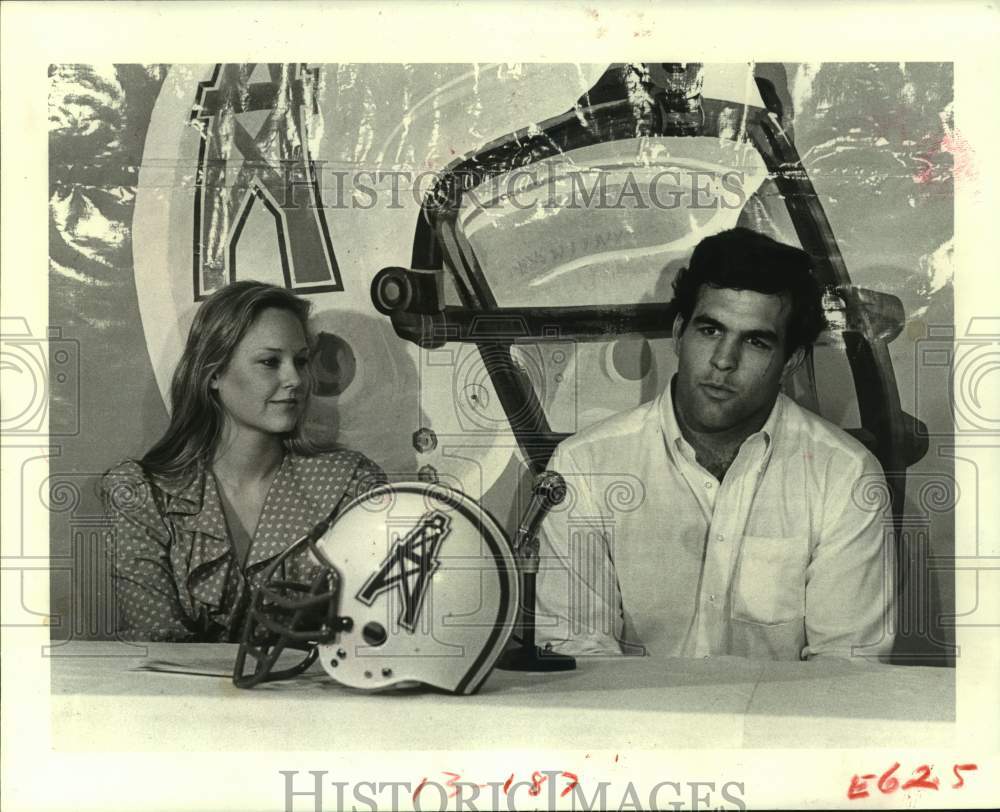 1983 Press Photo Houston Oilers football player Bruce Matthews speaks to media.- Historic Images