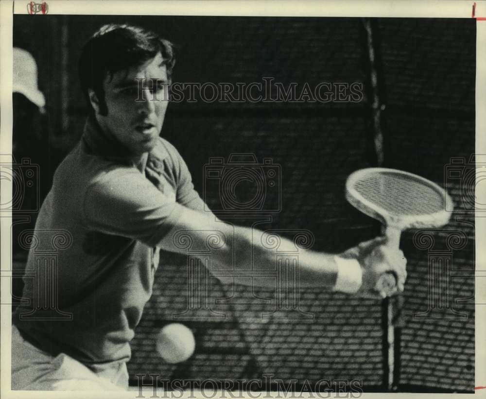 1973 Press Photo Tennis player Alex Metreveli returns shot in a match- Historic Images