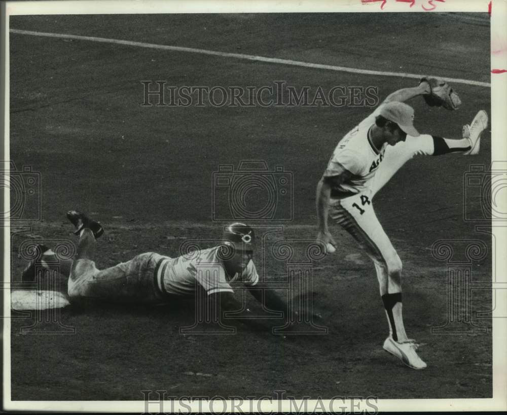 1977 Press Photo Houston Astros baseball player Roger Metzger lands awkwardly- Historic Images