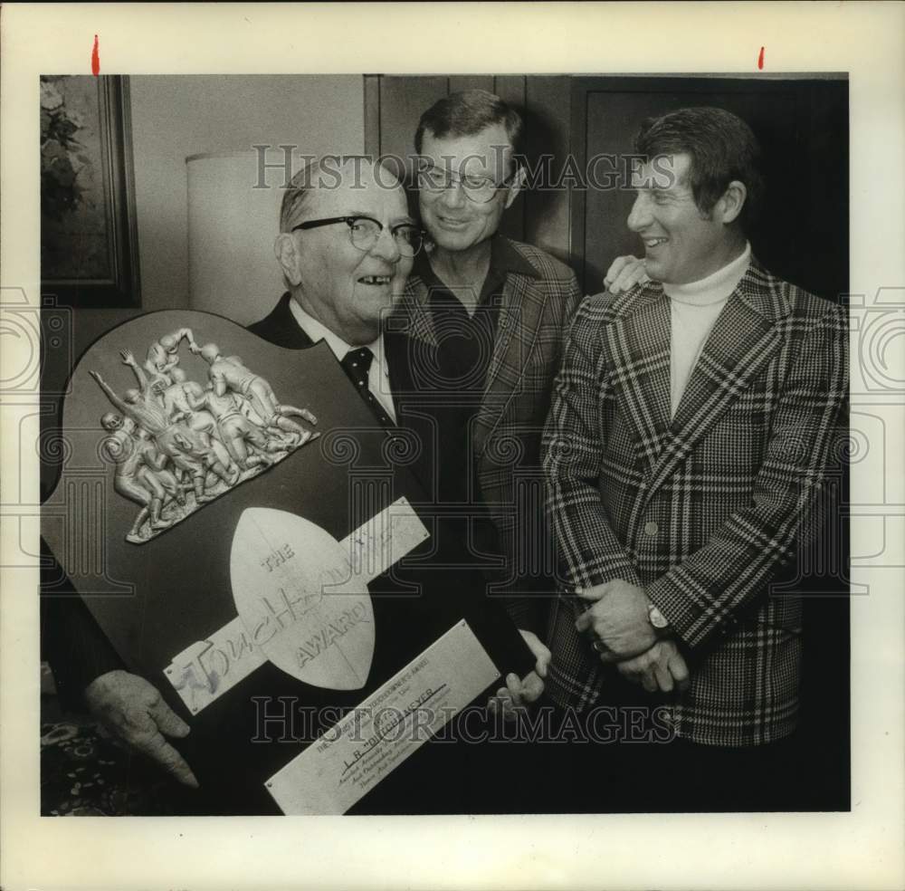 1975 Press Photo L.R. &quot;Dutch&quot; Meyer holds The Touchdown Award plaque- Historic Images