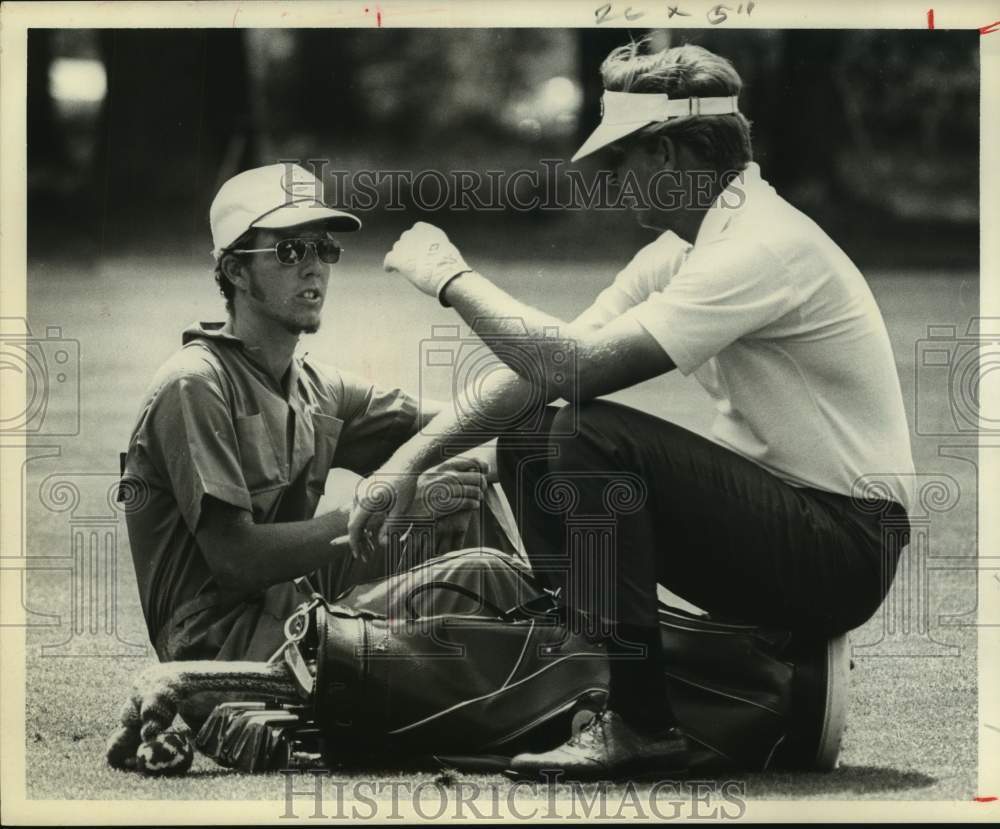 1970 Press Photo Pro golfer Fred Marti talks with caddy during break in game.- Historic Images