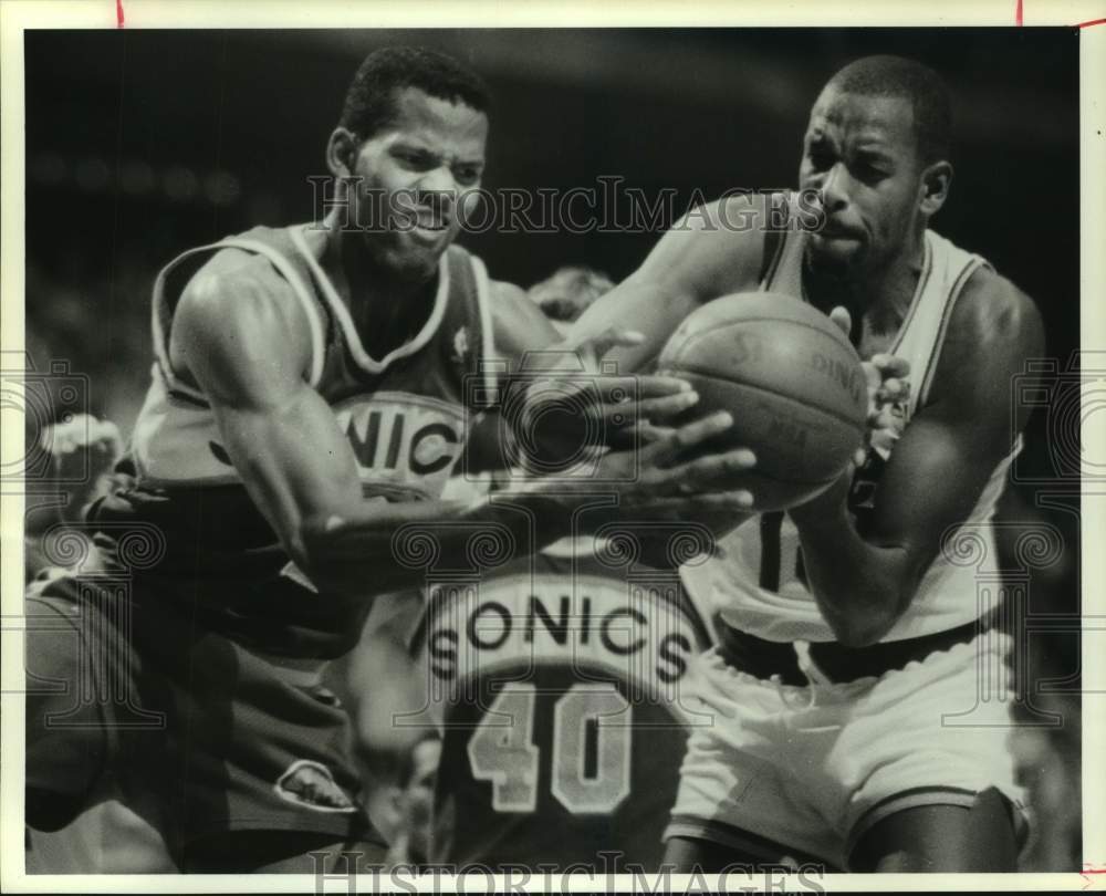 1987 Press Photo Rockets&#39; Cedric Maxwell takes rebound from Sonics&#39; Dale Ellis.- Historic Images