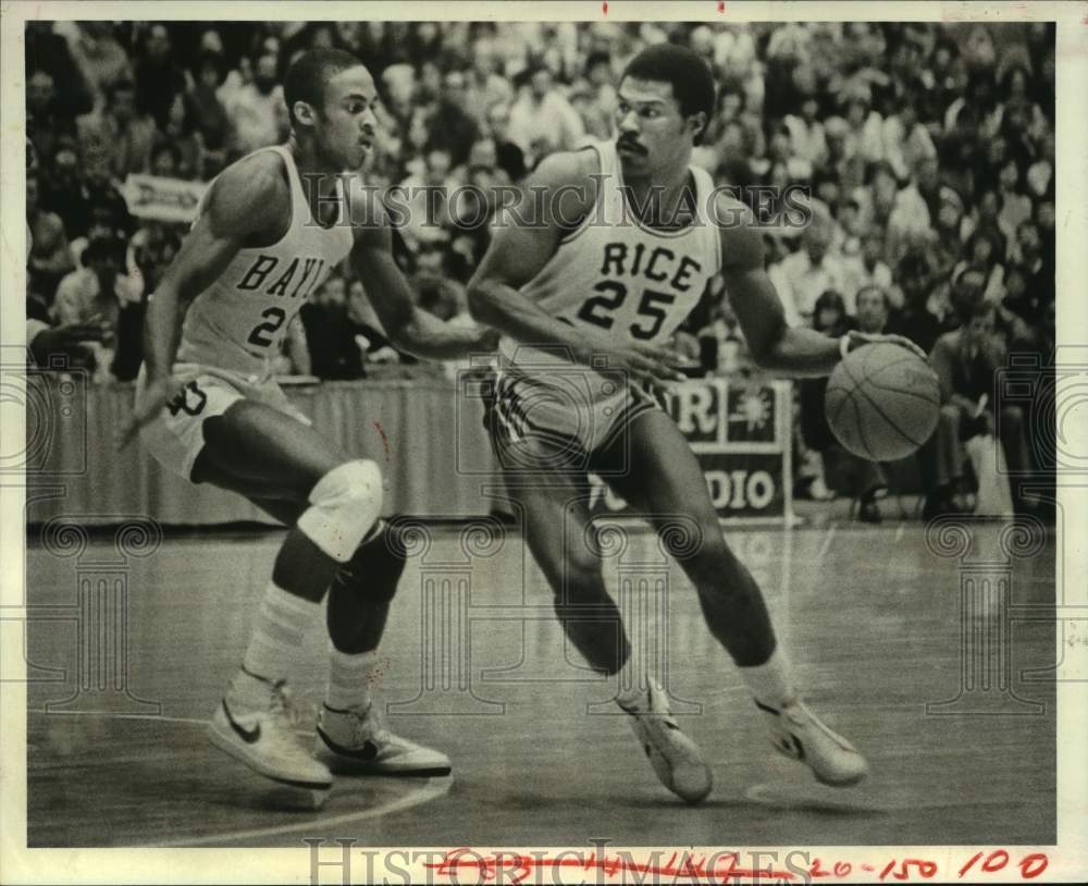 1982 Press Photo Rice&#39;s Ricky Pierce dribbles around Baylor&#39;s Jay Shakir.- Historic Images