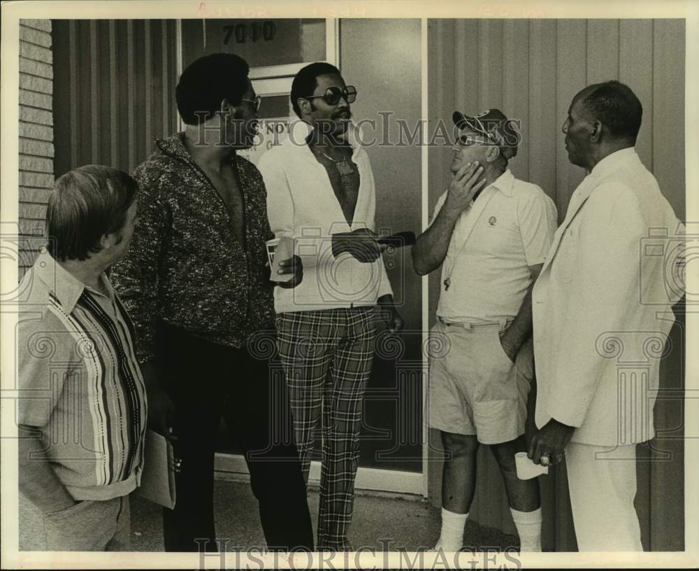 1975 Press Photo Oilers&#39; head football chats with Smith family.- Historic Images