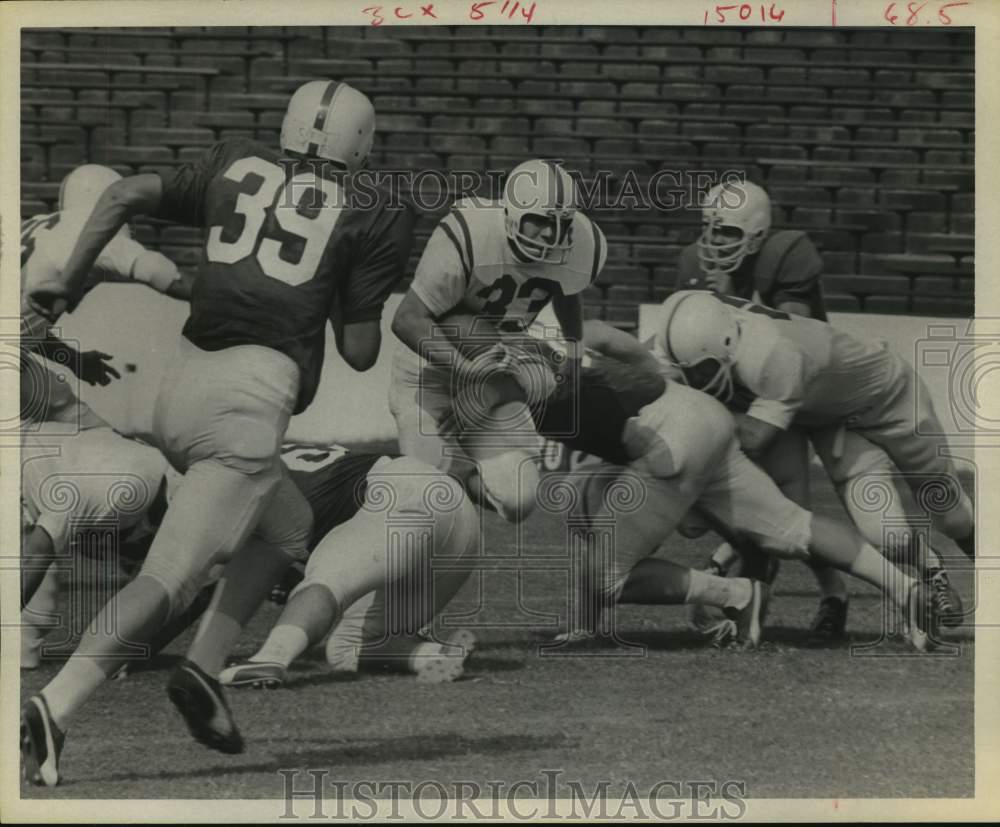 1969 Press Photo Fullback Kim Malone tries to break through Bill Holmes&#39; tackle.- Historic Images