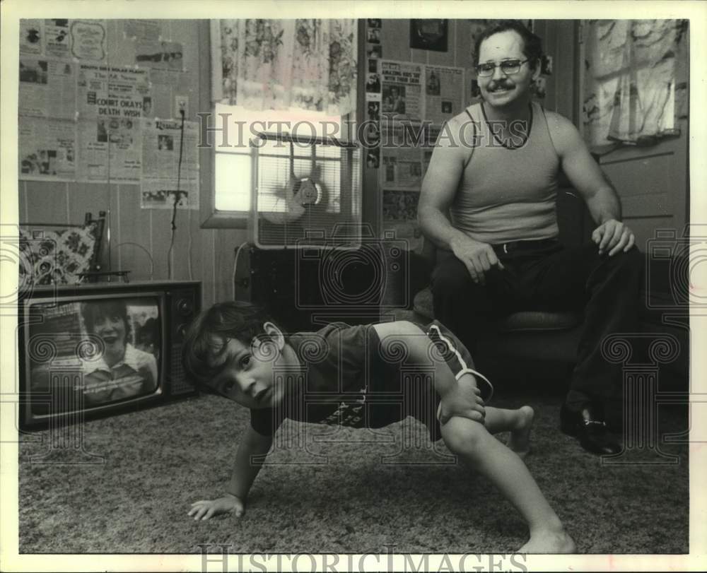 1980 Press Photo World push-up champion Henry Marshall &amp; son Henry one-arming it- Historic Images