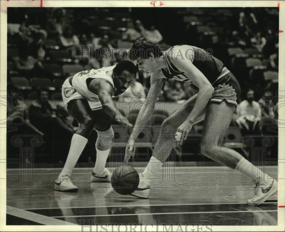 1982 Press Photo Rockets&#39; Moses Malone and Suns&#39; Alvan Adams chase loose ball.- Historic Images