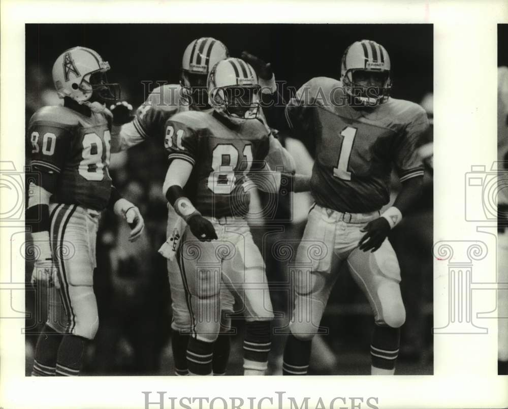 1990 Press Photo Houston Oilers football player Warren Moon with teammates- Historic Images