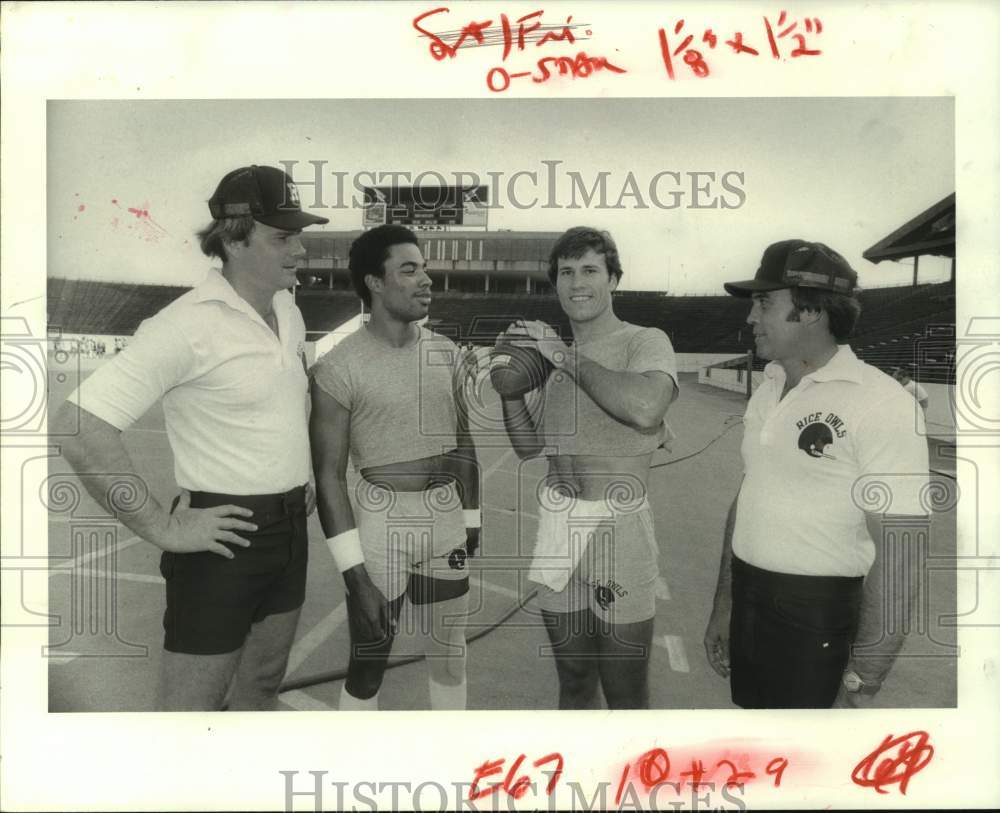 1982 Press Photo Rice University football quarterback Phillip Money with coaches- Historic Images