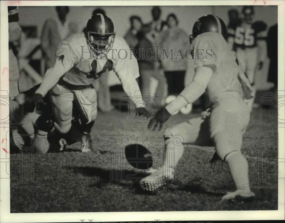 1981 Press Photo Texas Southern football player Maurice Mitchell dives for ball- Historic Images