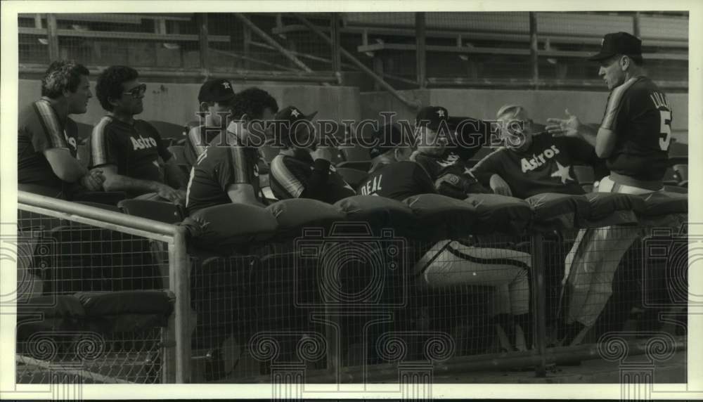 1985 Press Photo Houston Astros baseball manager Lillis talks to staff at camp- Historic Images