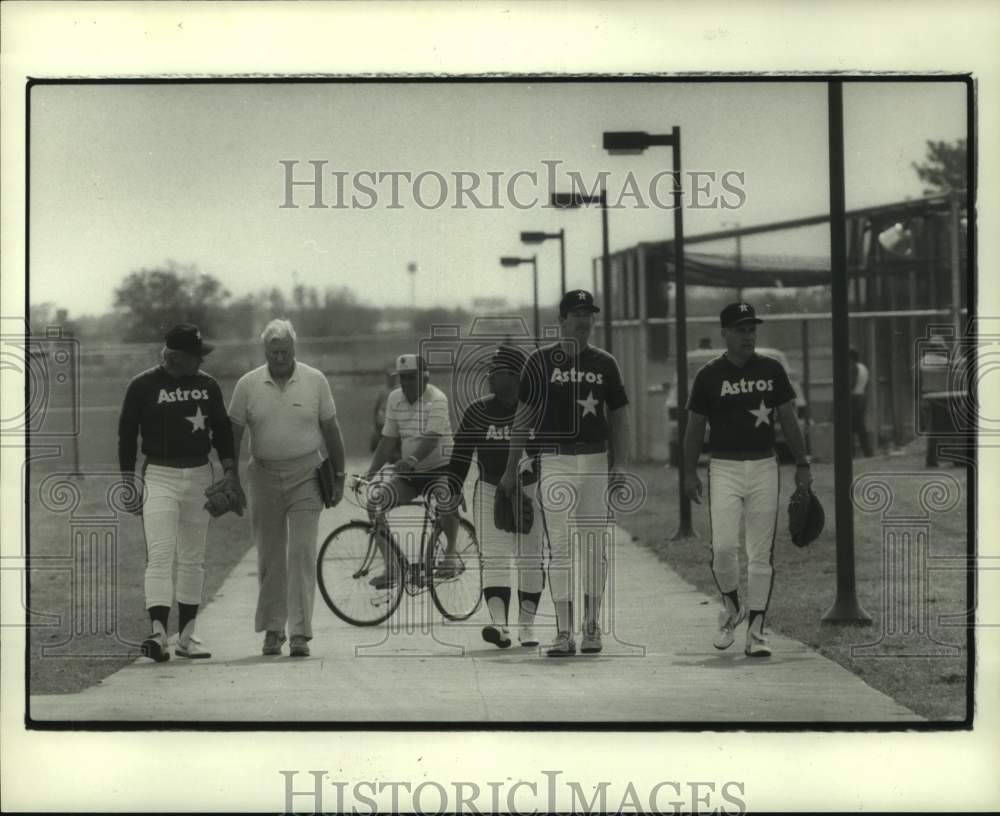 1985 Press Photo Houston Astros baseball players walk at training camp- Historic Images