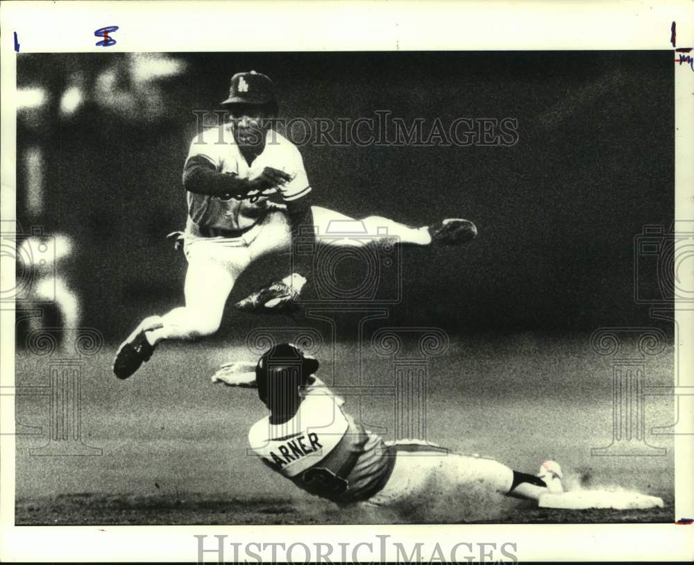 1985 Press Photo Houston Astros baseball player Phil Garner is forced out at 2nd- Historic Images