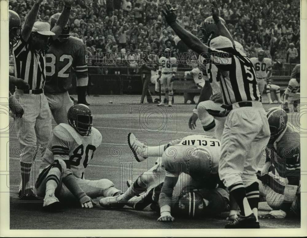 1974 Press Photo Houston Oilers football player scores touchdown against Bengals- Historic Images