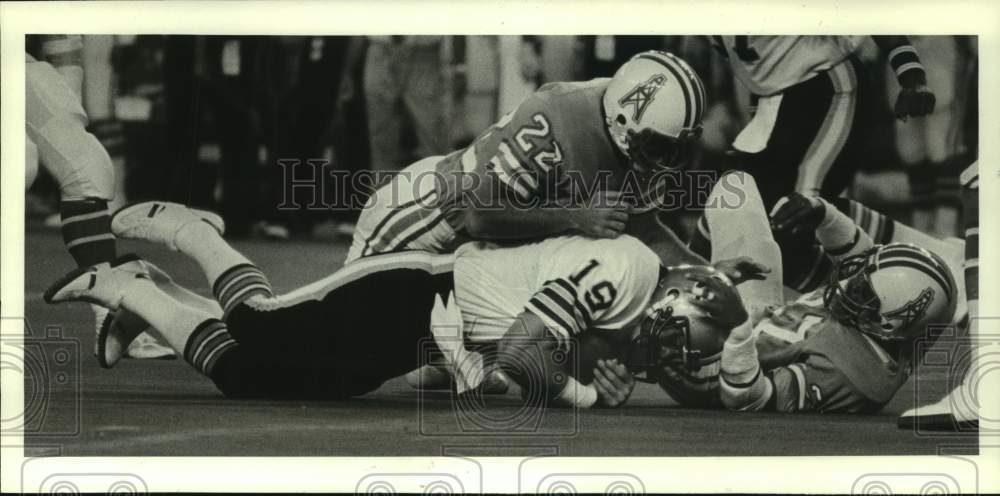 1982 Press Photo Oilers defense brings down Saints quarterback in preseason game- Historic Images