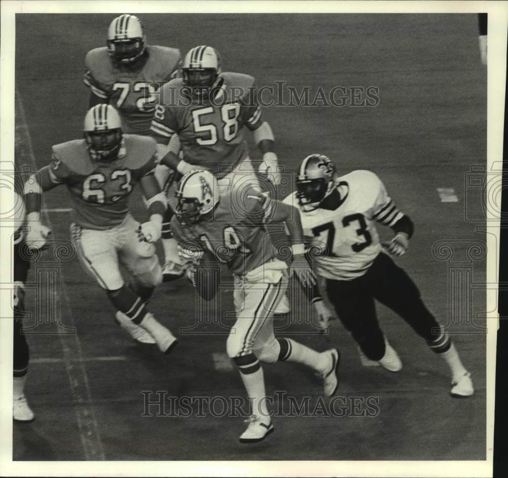 1982 Press Photo Oilers Gifford Nielsen run from pocket by Saints Frank Warren.- Historic Images