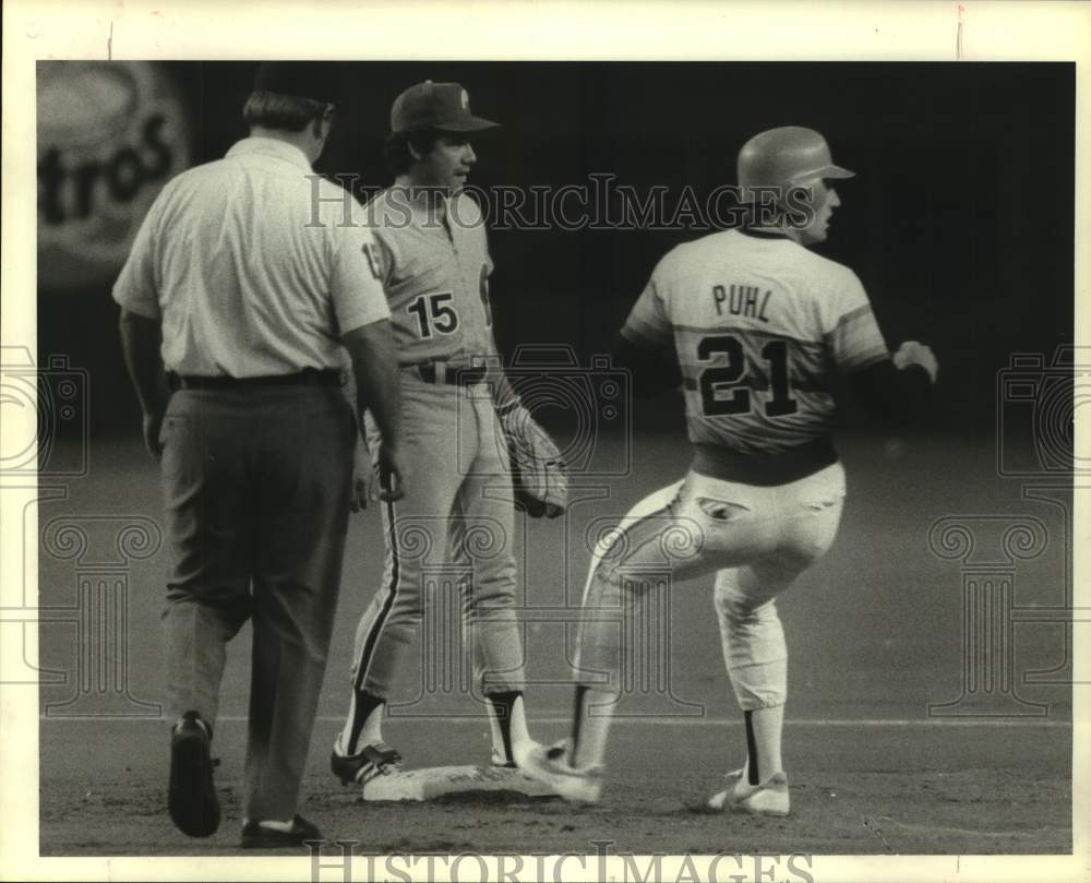 1981 Press Photo Houston Astros baseball player Terry Puhl look back to first- Historic Images