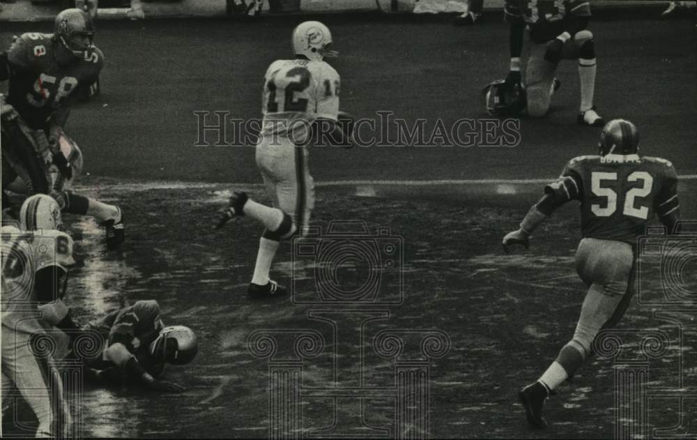 1970 Press Photo Houston Oilers football defenders chase down Miami player #12- Historic Images