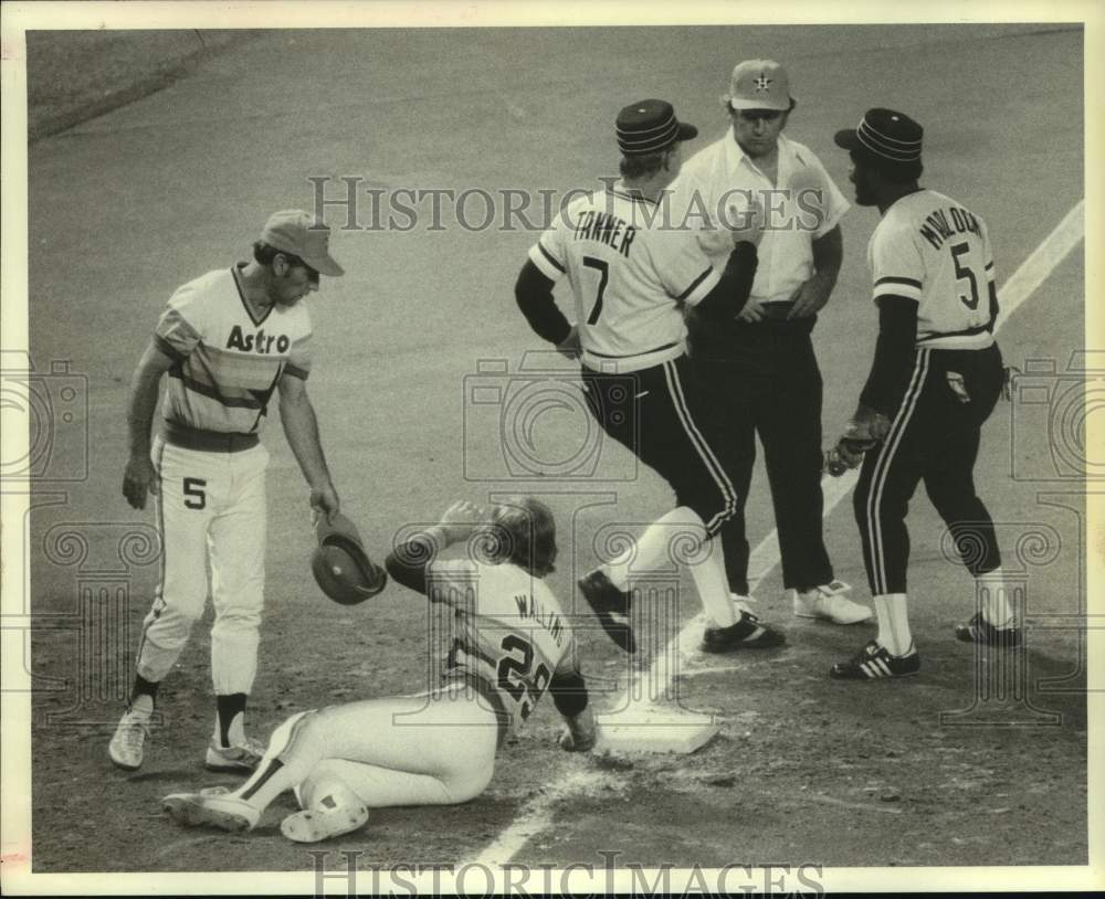 1979 Press Photo Houston Astros baseball player Walling is safe at third base- Historic Images