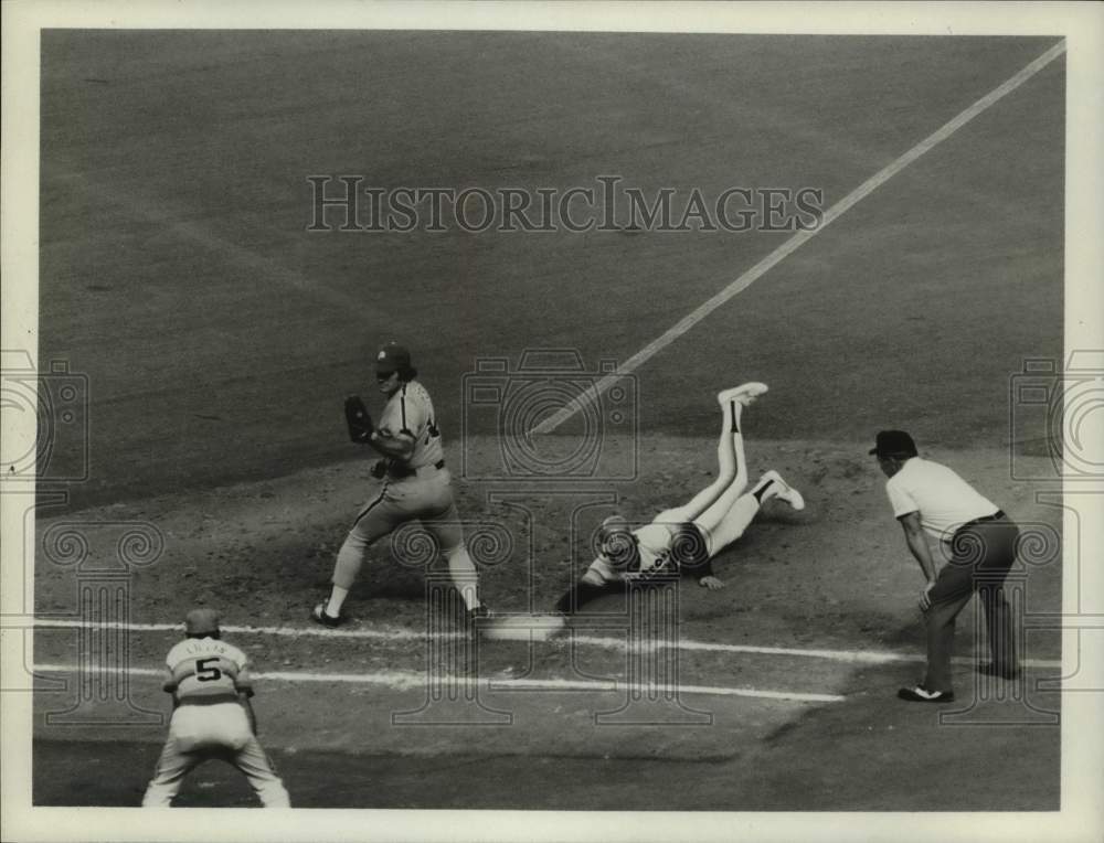 1986 Press Photo Houston Astros baseball player slides back to first in pick-off- Historic Images