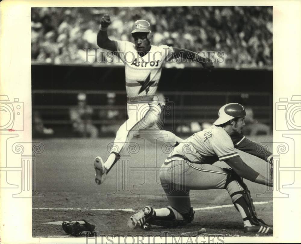 1980 Press Photo Houston Astros baseball player Cesar Cedeno leaps to score- Historic Images