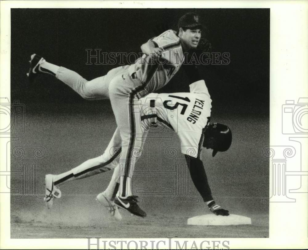 1990 Press Photo Houston Astros baseball player Eric Yelding breaks up play- Historic Images