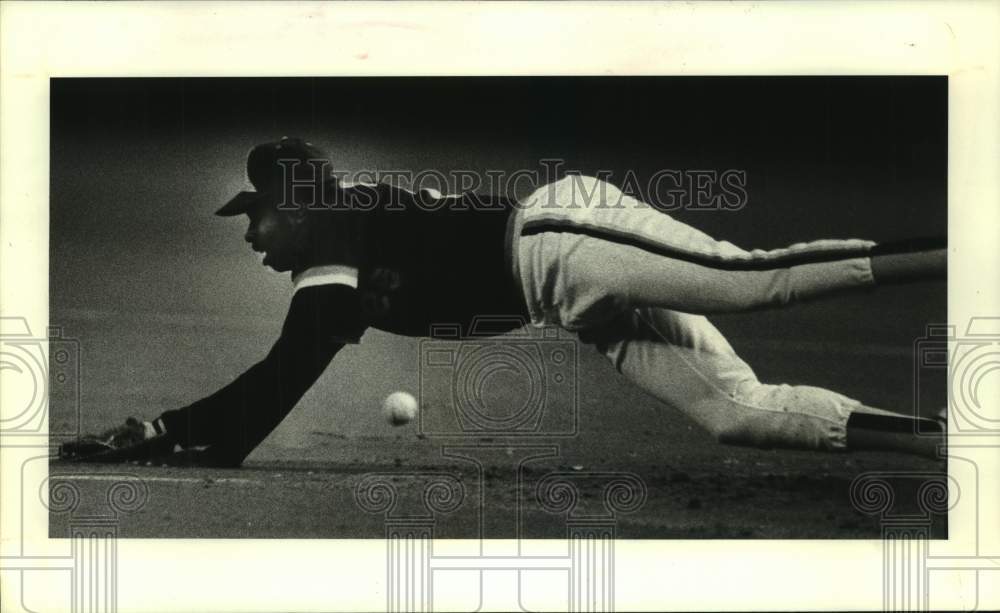 1981 Press Photo Giants Broderick Perkins dives for Astros Joe Pittman grounder.- Historic Images