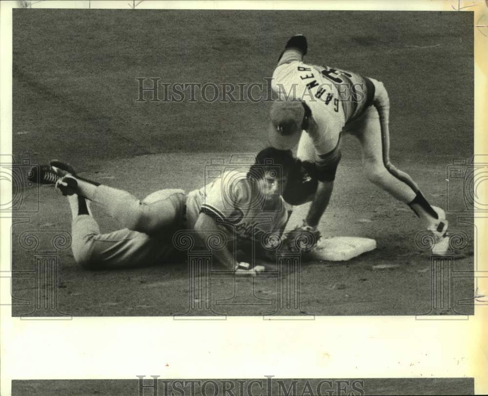 1981 Press Photo Dodgers Mike Sciocia beats tag of Astros Phil Garner at second.- Historic Images