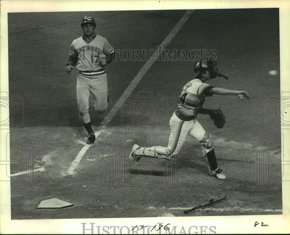 1981 Press Photo Astros&#39; Alan Ashby throws to first for double play against Reds- Historic Images