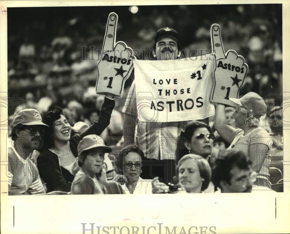 1980 Press Photo Happy fans cheer Astros&#39; to 3-2 victory over Braves.- Historic Images