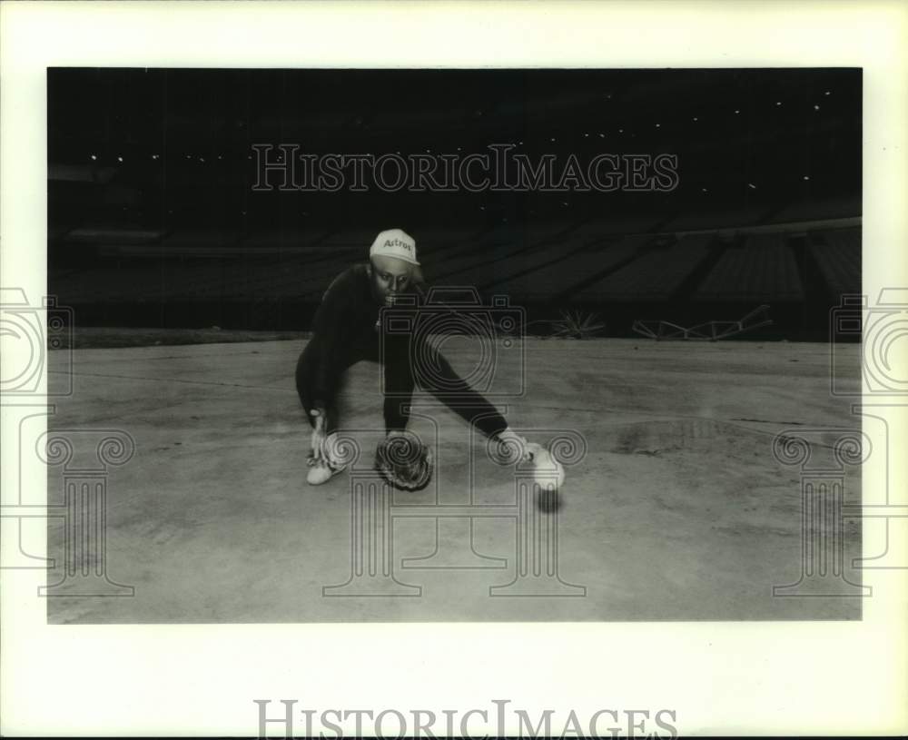 1989 Press Photo Astros&#39; Billy Hatcher fields ground ball during workout.- Historic Images