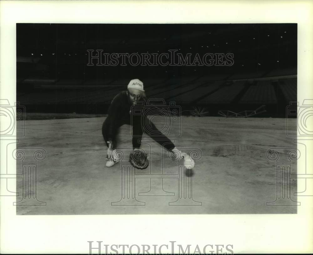 1989 Press Photo Astros' Billy Hatcher fields ground ball during workout.- Historic Images