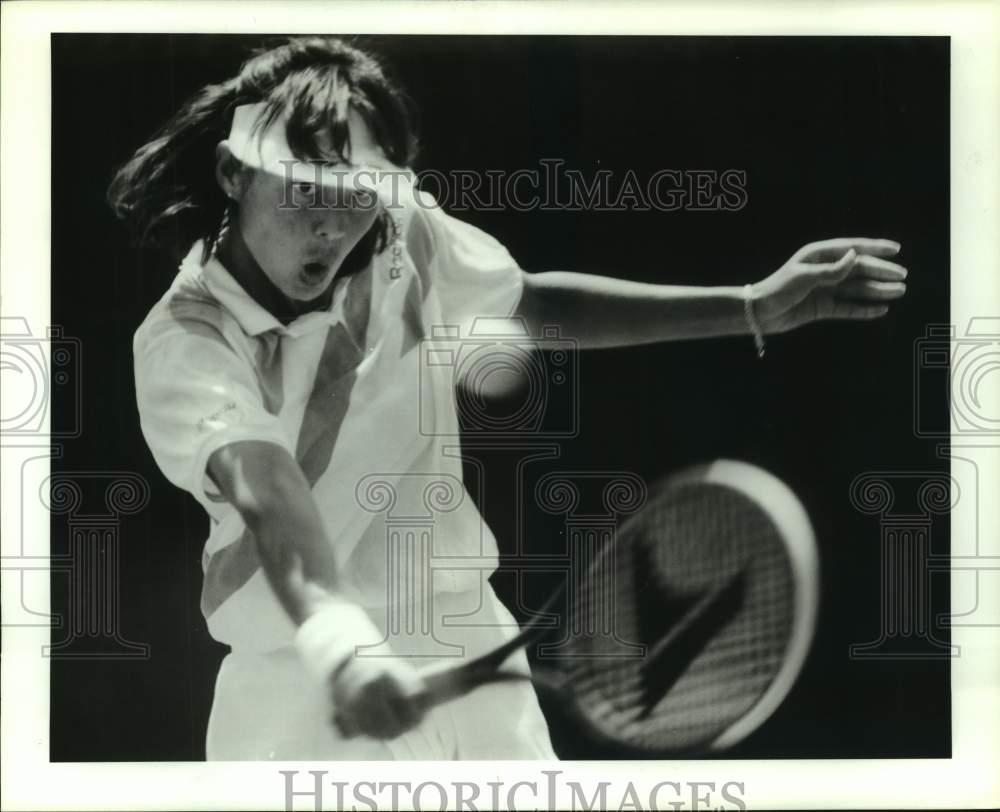 1989 Press Photo Pro tennis player Hu Na of China concentrates on hitting ball.- Historic Images