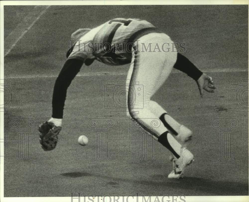 1982 Press Photo Astros&#39; Art Howe tries to catch Pirates&#39; Bill Robinson hit.- Historic Images