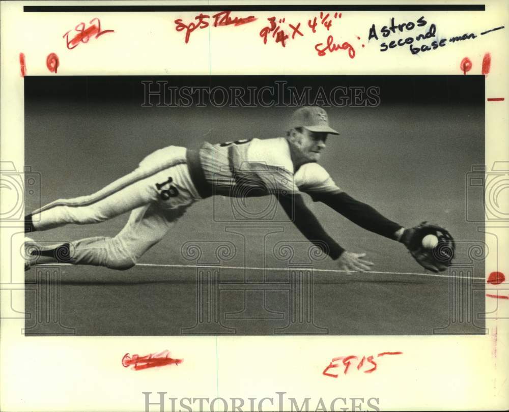 1980 Press Photo Astros&#39; Art Howe snags Pirates&#39; Omar Moreno&#39;s grounder.- Historic Images