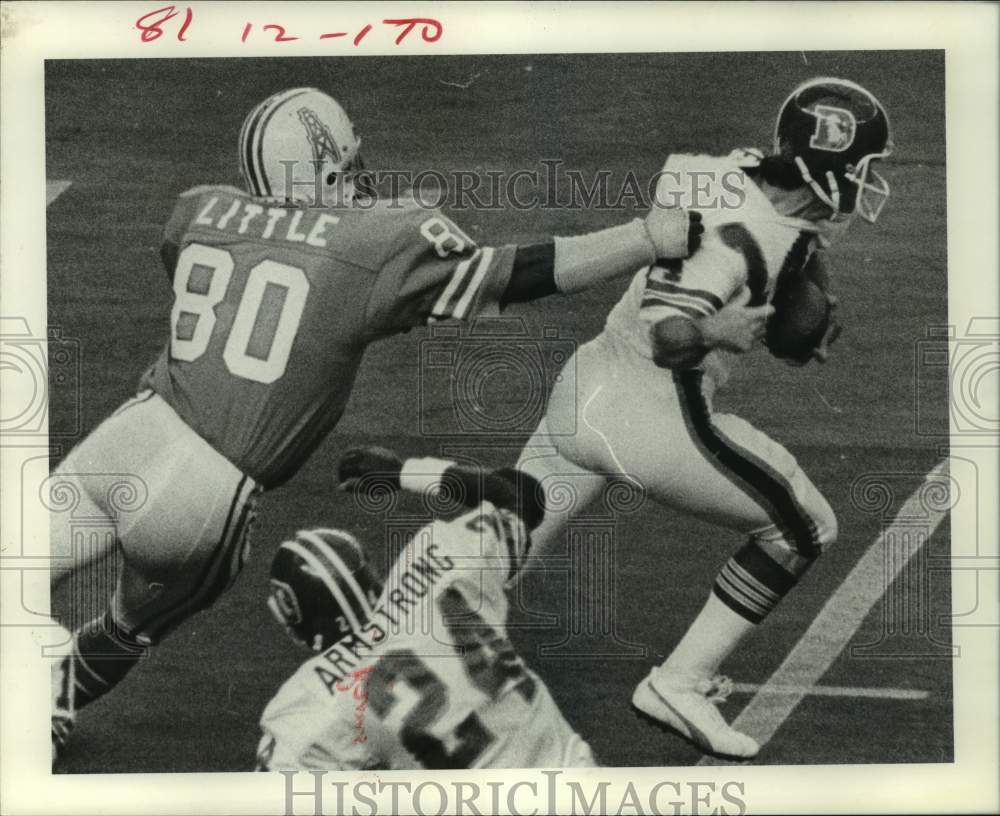 1976 Press Photo Oilers&#39; John Little grabs Broncos&#39; Steve Ramsey. - hcs18388- Historic Images