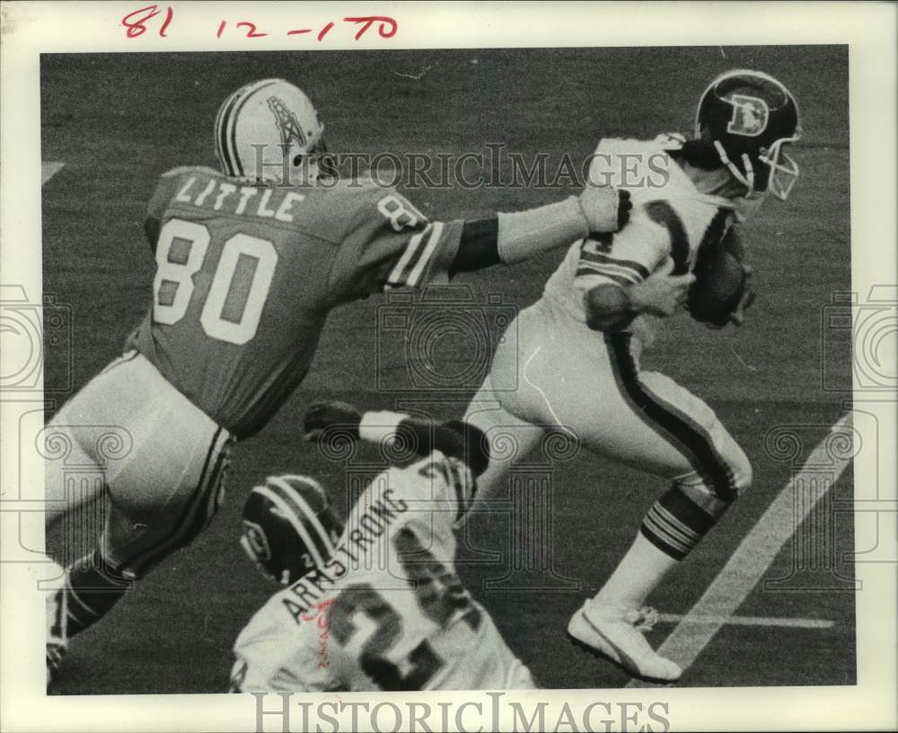 1976 Press Photo Oilers' John Little grabs Broncos' Steve Ramsey. - hcs18388- Historic Images