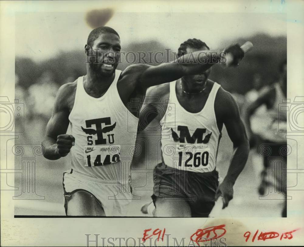 1981 Press Photo Texas Southern's Rickey Moxey breaks string in 400-meter relay.- Historic Images