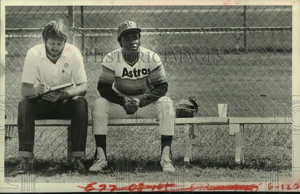 1980 Press Photo Astros&#39; Joe Morgan interviewed by sports writer at Cocoa, FL.- Historic Images