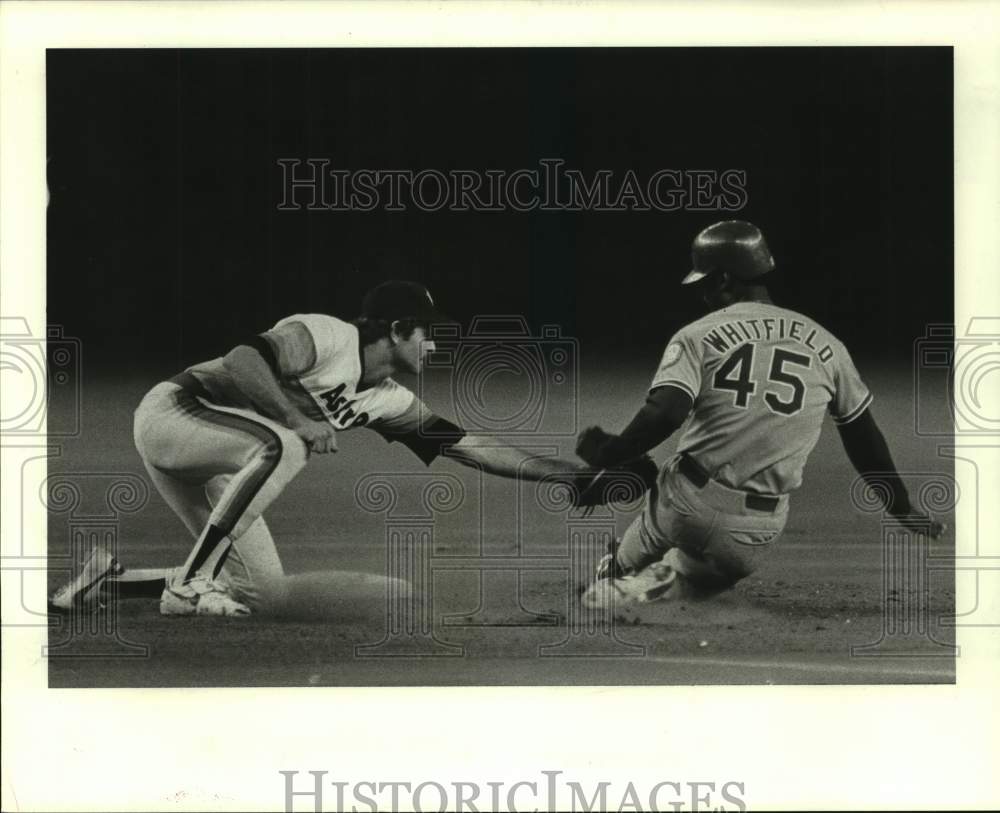 1984 Press Photo Astros&#39; Craig Reynolds applies tag on Dodgers Terry Whitfield.- Historic Images