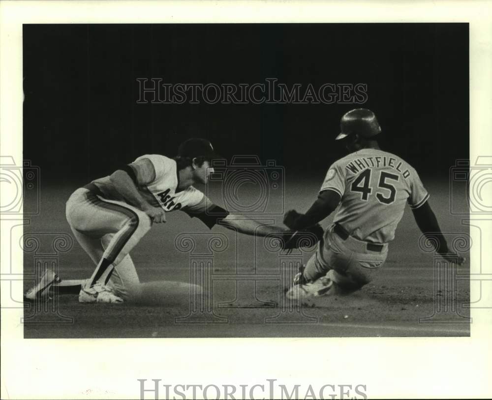 1984 Press Photo Astros' Craig Reynolds applies tag on Dodgers Terry Whitfield.- Historic Images