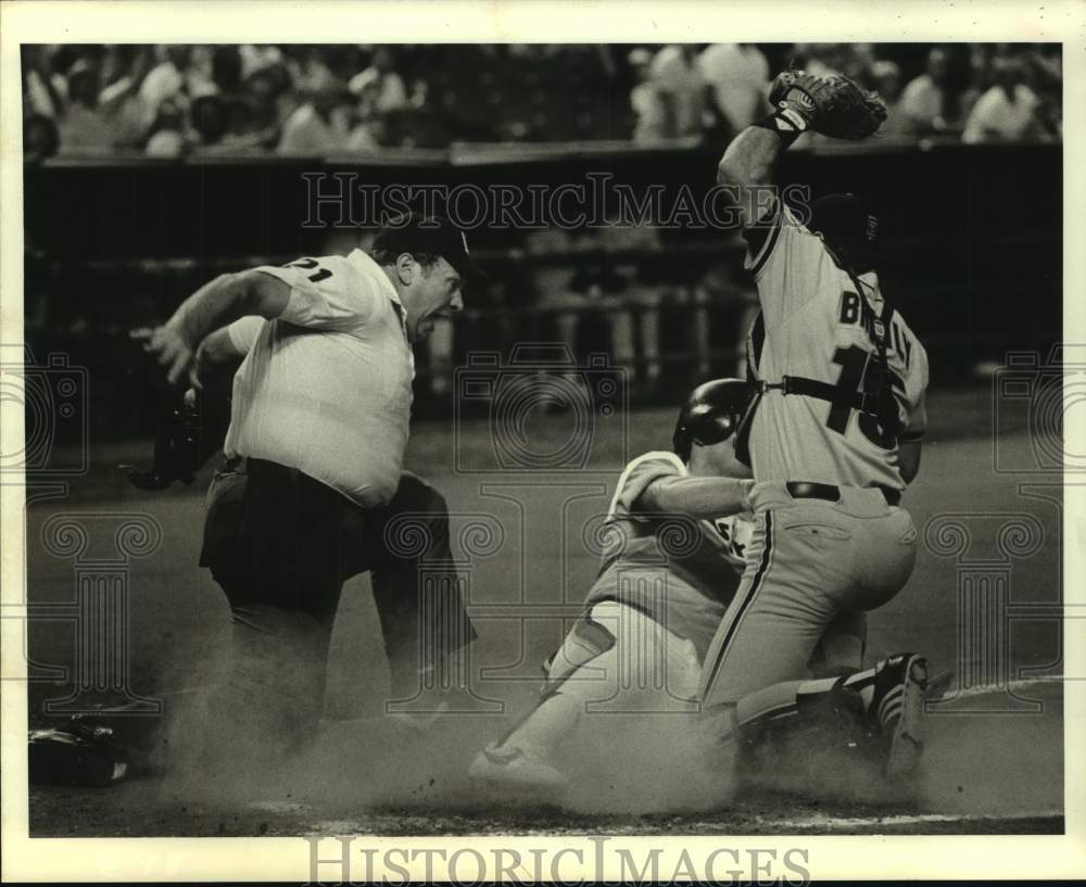 1984 Press Photo Astros&#39; Terry Puhl beats tag of Giants&#39; catcher Bob Brenly.- Historic Images